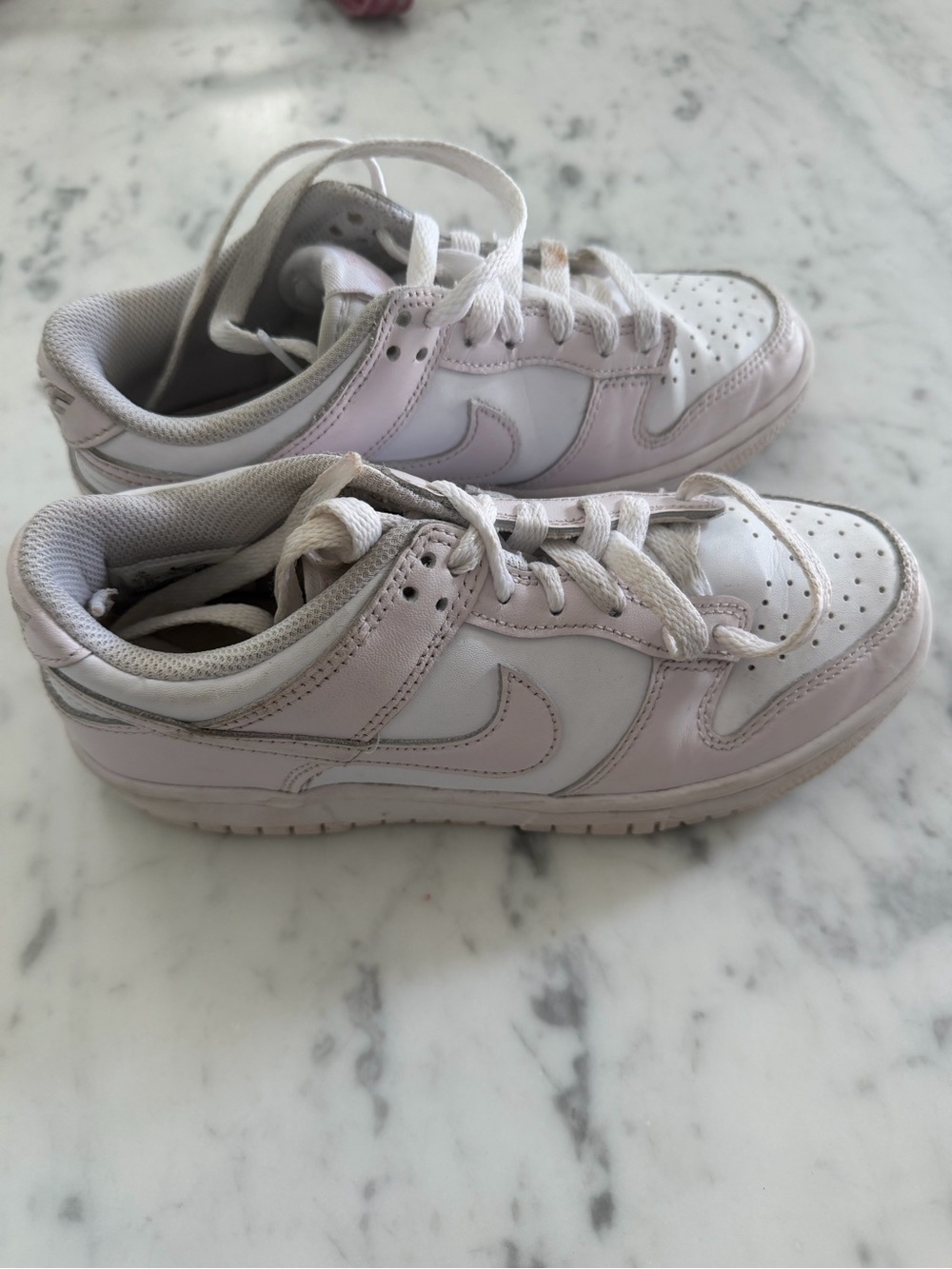 Nike girls Low-Top Sneakers in White and Light Pink